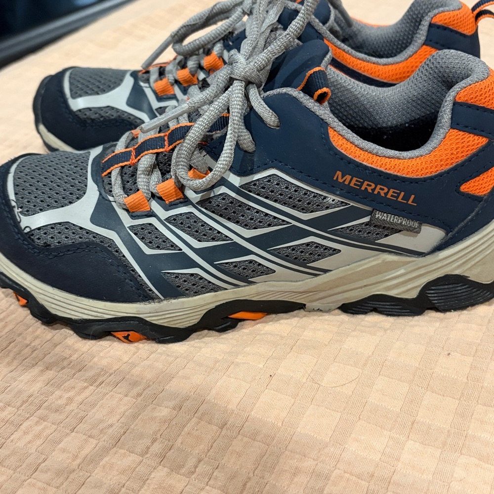 Merrell Waterproof Hiking Shoes sz 2 GREAT CONDITION - Picture 3 of 8